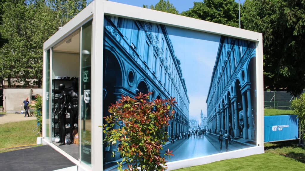 Splendido gazebo bianco moderno, decorato con eleganti pareti in vetro che portano l'esterno all'interno. All'interno, troverai una grande immagine mozzafiato nei toni del blu di un'affascinante scena, magistralmente stampata alla perfezione. In Modoprint, trasformiamo gli spazi con la nostra impareggiabile tecnologia di stampa digitale, trasformando la tua visione in una straordinaria realtà.