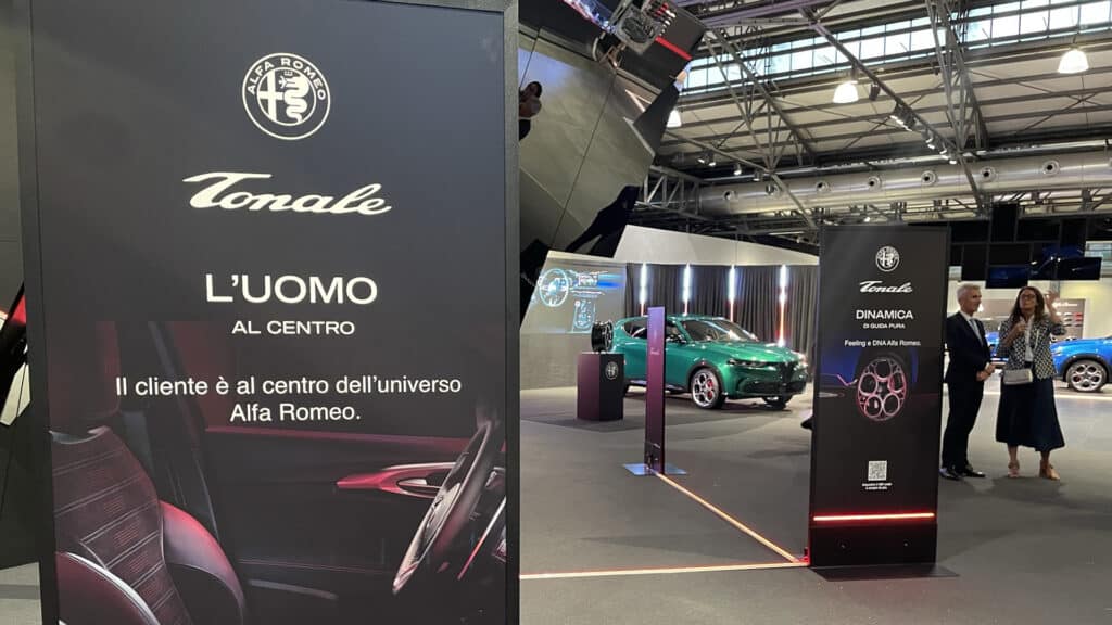 L'esperienza Alfa Romeo portata in vita da Modoprint al salone dell'auto al coperto! La nostra tecnologia di stampa digitale all'avanguardia esalta ogni dettaglio, dalla straordinaria segnaletica che cattura l'attenzione agli eleganti podi informativi che coinvolgono e informano. Modoprint è il tuo partner per soluzioni di stampa eccezionali.